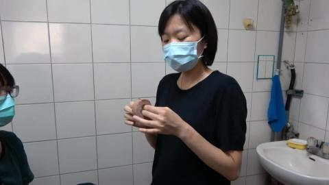 Finger or toe circular wrap.MP4