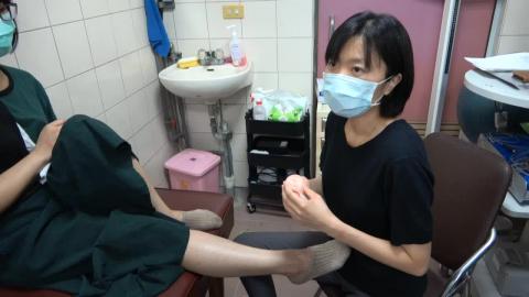 Lower leg compression wrap.MP4