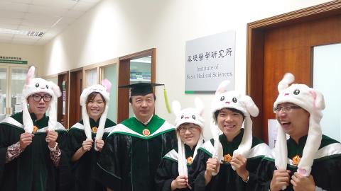 所長與畢業生合影