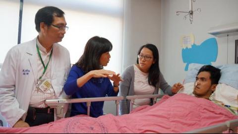 【影音】解決外籍生醫療費用 成大校長蘇慧貞與越南學生溫馨送暖