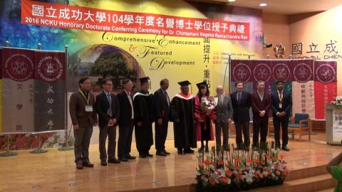 成大授予印度科學教父C.N.R. Rao名譽博士學位
