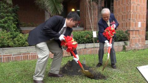 沐恩基金會贈成大日本陽光櫻花樹 祝百年樹人