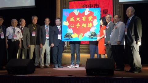 台中成大校友會第11屆會員大會  幹部歡樂中交接