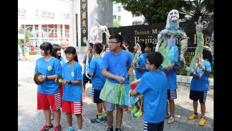 成大國際志工服務  大手牽小手把世界帶進教室