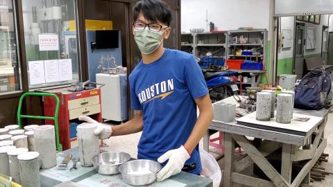 混凝土圓柱試體蓋平.mp4