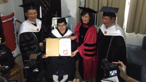 成大校長親赴罕病生郭祐銘家中授予文憑　一圓碩士夢