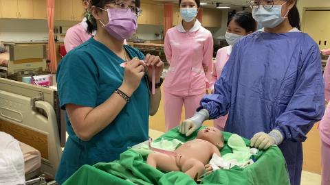 新生兒即刻護理＿戴腳圈.MOV