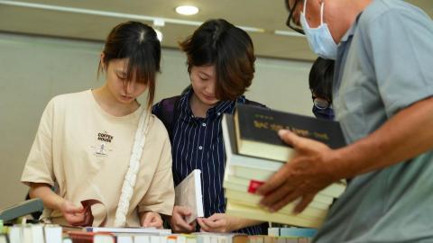 【影音】第 21 屆成大圖書館二手書義賣　所得捐贈創世基金會台南分院